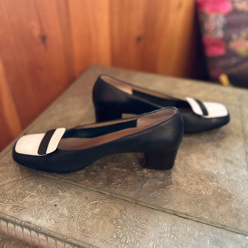 SALVATORE FERRAGAMO Davidia Navy and White Block Heel Shoes - 8 ½ - Picture 3 of 15